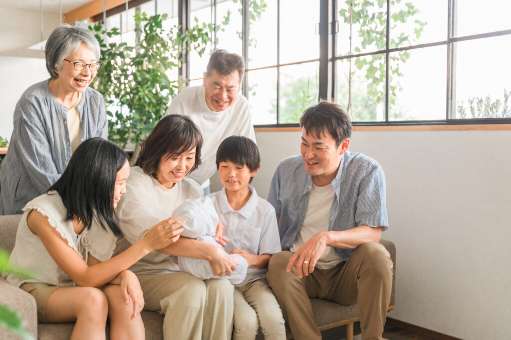 家族で赤ちゃんを見ている