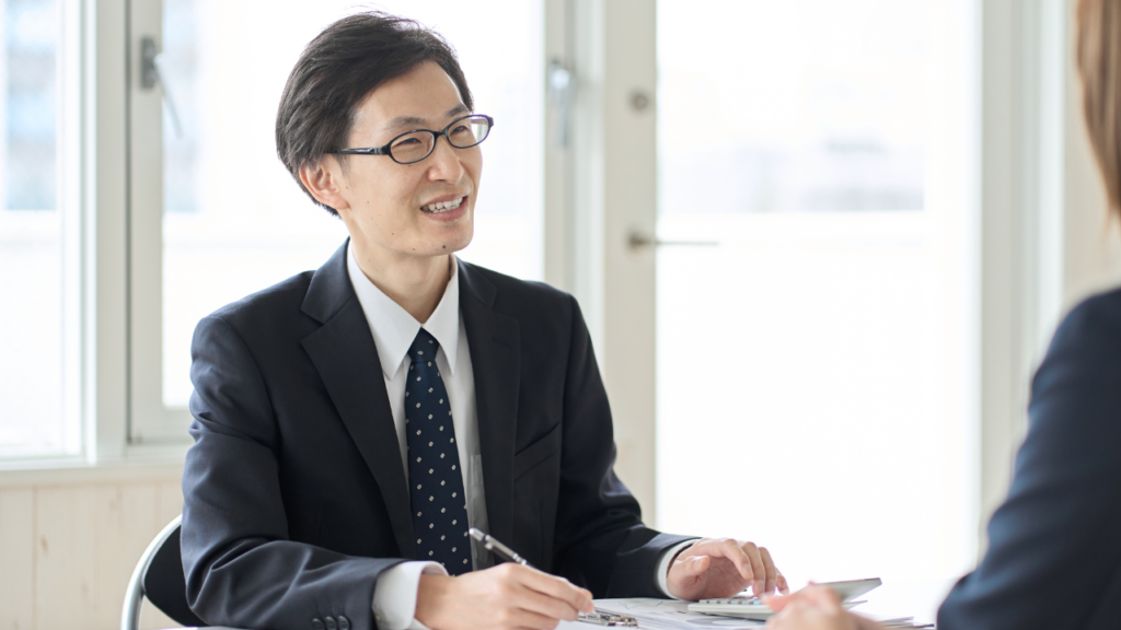 相談に応じる男性