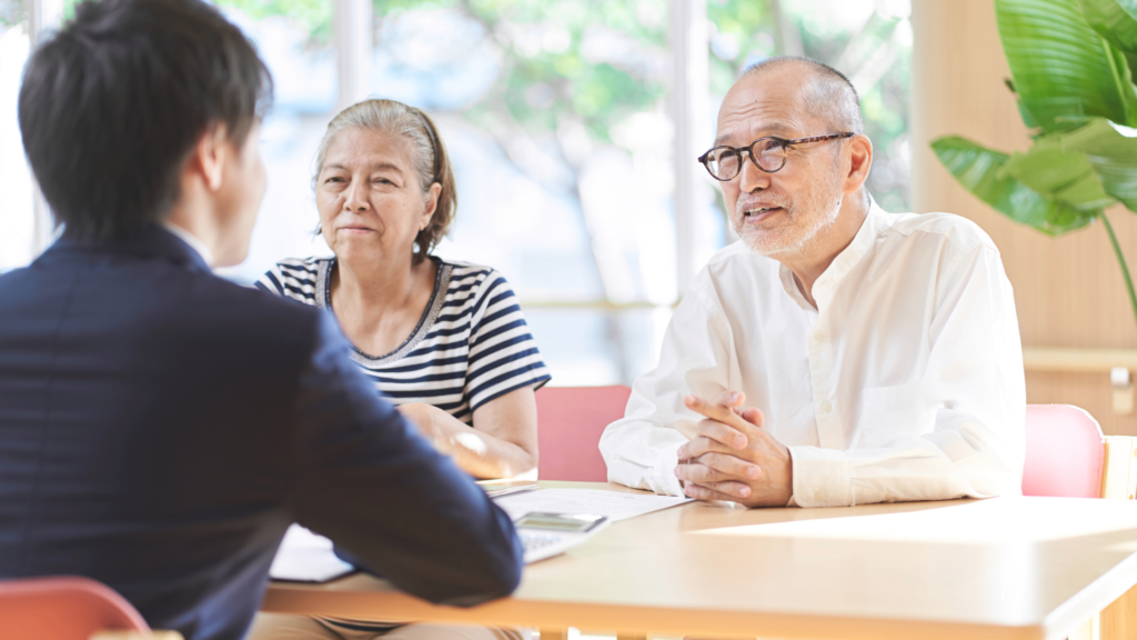 専門家に相続の相談をする老夫婦