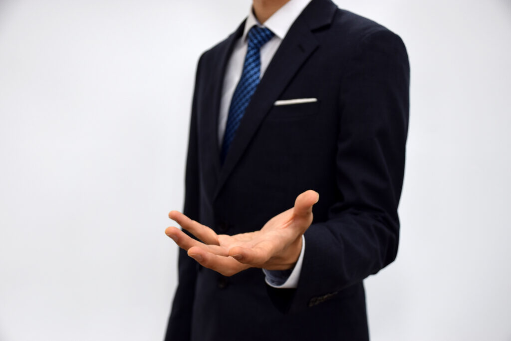 手を広げる男性